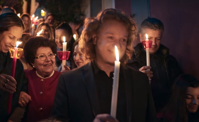 Σταμάτα ό,τι κάνεις: Ο Πέτρος Γαϊτάνος παίρνει φωτιά στην πασχαλινή διαφήμιση των Jumbo
