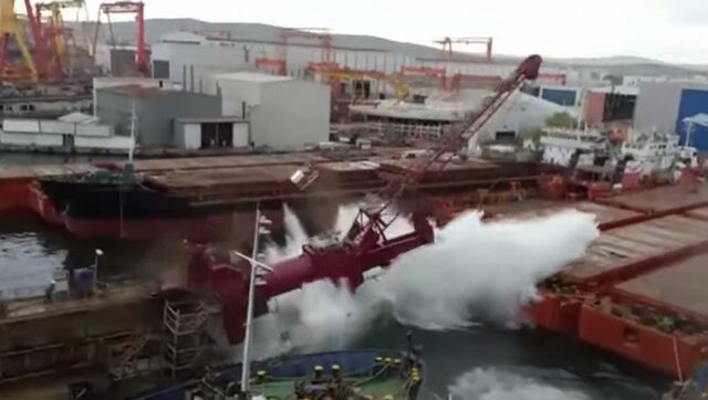 Αποκαλυπτικό βίντεο: Η στιγμή που πλωτή δεξαμενή επισκευών καταρρέει σε ναυπηγείο της Κωνσταντινούπολης