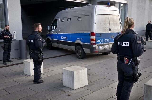 Αμβούργο: Λάθος στο παρκάρισμα έριξε όχημα στα σκαλοπάτια εμπορικού κέντρου