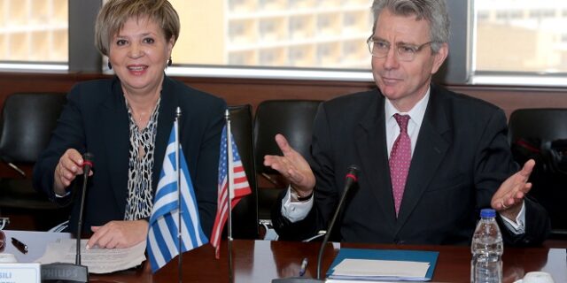 Τετ α τετ Γεροβασίλη – Πάιατ: Ανανέωση βίζας ανά δύο χρόνια για τους Έλληνες που ταξιδεύουν στις ΗΠΑ
