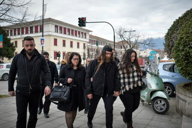 Λύγισε η μητέρα του Γιακουμάκη: Ένα κεράκι μου έμεινε