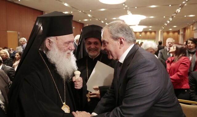 Ιερώνυμος και Καραμανλής σε εκδήλωση για τη χειρουργική των Ελλήνων