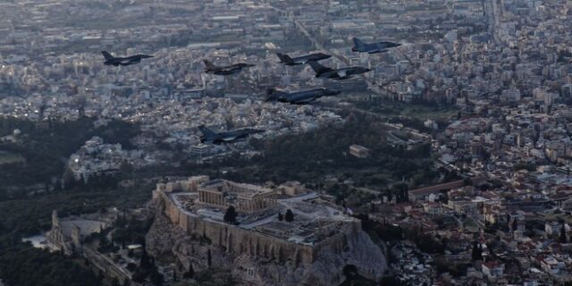 Ηνίοχος 2019: Μαγικές εικόνες της Ακρόπολης, του Πειραιά και του Ρίου μέσα από το κόκπιτ των μαχητικών