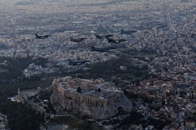 Ηνίοχος 2019: Μαγικές εικόνες της Ακρόπολης, του Πειραιά και του Ρίου μέσα από το κόκπιτ των μαχητικών