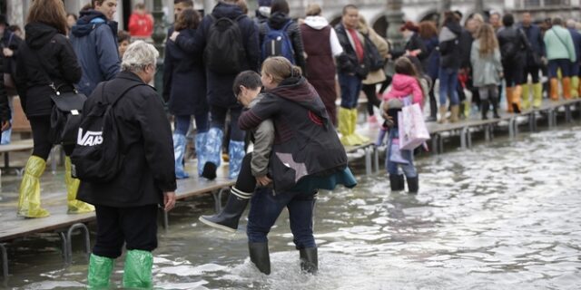 Βούλιαξε η Βενετία-Σε πρωτόγνωρα ύψη η στάθμη των νερών