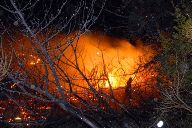 Φωτιά στην Εύβοια: Μάχη σε τρία μέτωπα – Έντονες υποψίες εμπρησμού, νέες εκκενώσεις χωριών