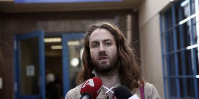Το Τζέισον Αντιγόνι ψηφίζει και κουρεύεται… ΣΥΡΙΖΑ