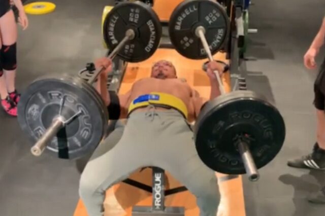 Ακατάλληλο για αγύμναστους: Άνδρας σηκώνει από 110 κιλά σε κάθε χέρι