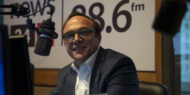 Ο Πέτρος Κόκκαλης ζωντανά τώρα στο στούντιο