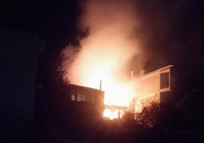 Κοζάνη: Φωτιά ισοπέδωσε σπίτι – Νεαροί έσωσαν ηλικιωμένη ένοικο από τις φλόγες