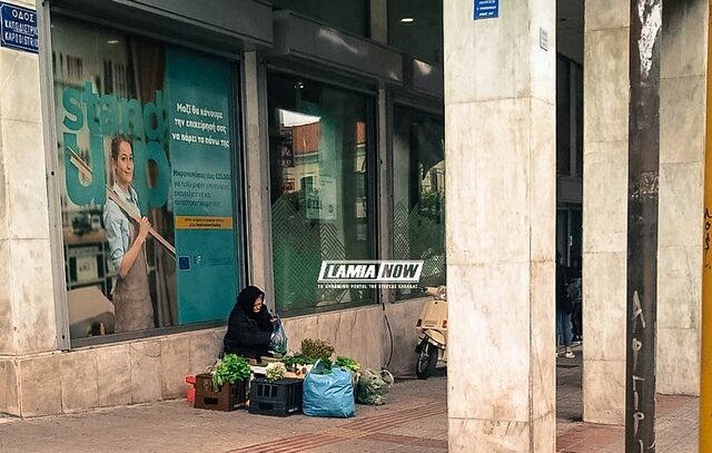 Λαμία: Πουλάει χόρτα για να βρει παρηγοριά – Η συγκλονιστική ιστορία της γιαγιάς Μαρίας