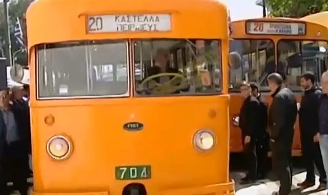 Ιστορικά λεωφορεία και τρόλεϊ στους δρόμους του Πειραιά