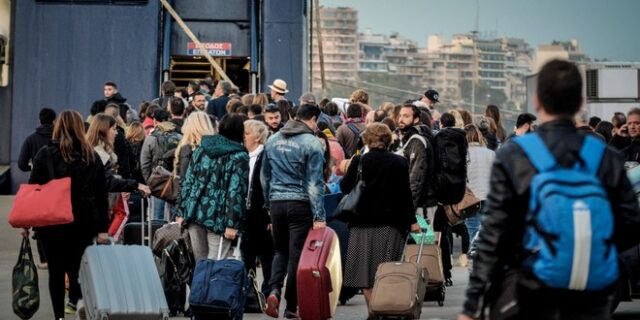 Καθαρά Δευτέρα: Αυξημένη η κίνηση στα λιμάνια – Γεμάτα φεύγουν κάθε 5 λεπτά τα λεωφορεία για Πάτρα