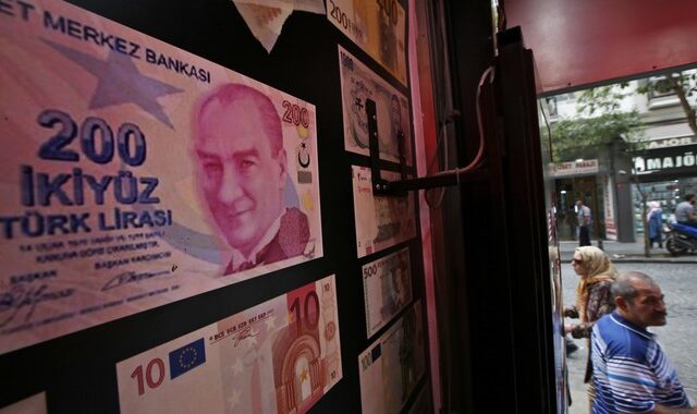 Τουρκία: Η λίρα κατακρημνίζεται μετά την καθαίρεση του διοικητή της κεντρικής τράπεζας