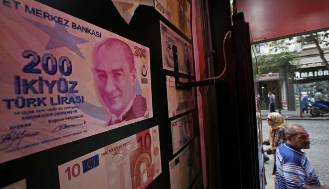 Τουρκία: Η λίρα κατακρημνίζεται μετά την καθαίρεση του διοικητή της κεντρικής τράπεζας