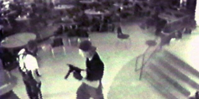 ΗΠΑ: Ο διευθυντής του Κόλουμπαϊν, 20 χρόνια μετά το μακελειό, συνεχίζει να απαγγέλλει τα ονόματα των θυμάτων