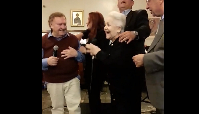 Μαίρη Λίντα: Τραγούδησε στην πασχαλινή γιορτή στο Γηροκομείο Αθηνών κι έκλεψε την παράσταση