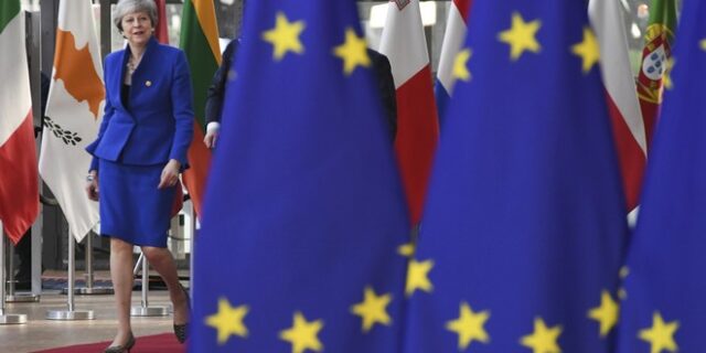 Brexit: Για παράταση εκλιπαρεί η Μέι – Χρονοδιάγραμμα ζητά η ΕΕ