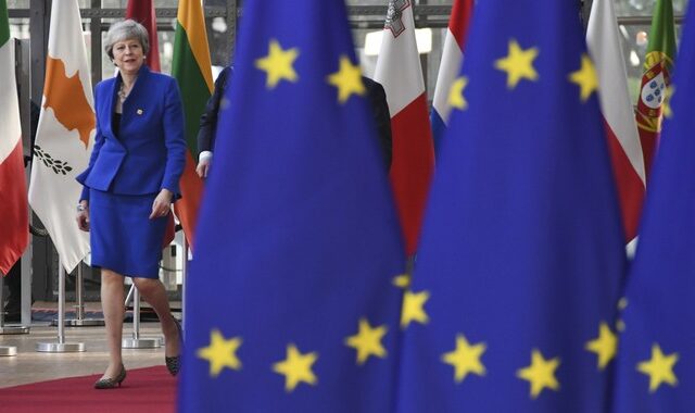 Brexit: Για παράταση εκλιπαρεί η Μέι – Χρονοδιάγραμμα ζητά η ΕΕ