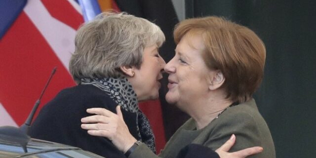 Brexit: Τετ-α-τετ Μέρκελ και Μέι με φιλιά, χωρίς δηλώσεις και ένα απρόοπτο