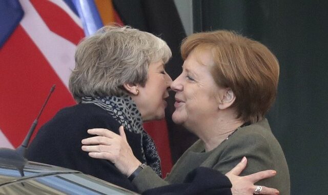 Brexit: Τετ-α-τετ Μέρκελ και Μέι με φιλιά, χωρίς δηλώσεις και ένα απρόοπτο