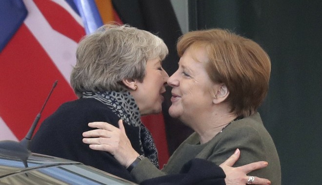 Brexit: Τετ-α-τετ Μέρκελ και Μέι με φιλιά, χωρίς δηλώσεις και ένα απρόοπτο
