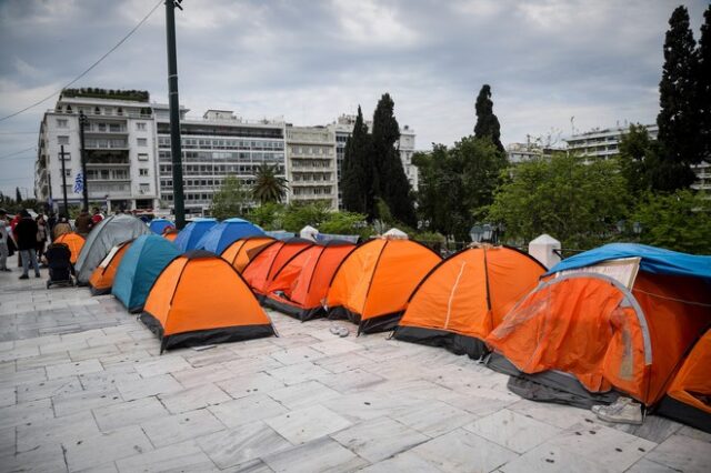 Διαπραγματεύσεις για την απομάκρυνση των μεταναστών με τις σκηνές τους από την Πλατεία Συντάγματος