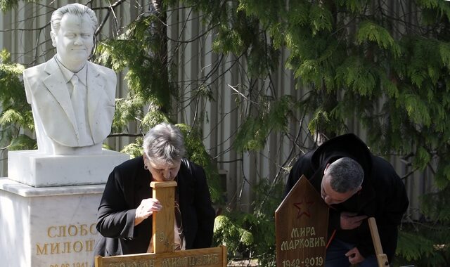 Σερβία: Δίπλα στον Σλόμπονταν Μιλόσεβιτς τάφηκε η χήρα του