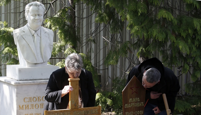 Σερβία: Δίπλα στον Σλόμπονταν Μιλόσεβιτς τάφηκε η χήρα του
