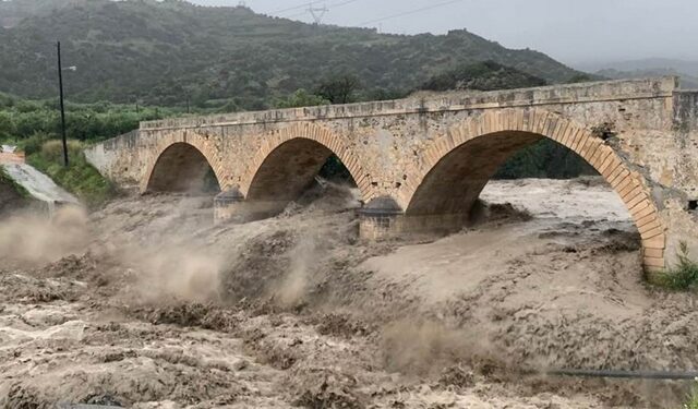 Κακοκαιρία στην Κρήτη: Παρασύρθηκαν οχήματα, έκλεισαν δρόμοι – Κινδυνεύει η ιστορική γέφυρα του Μύρτου