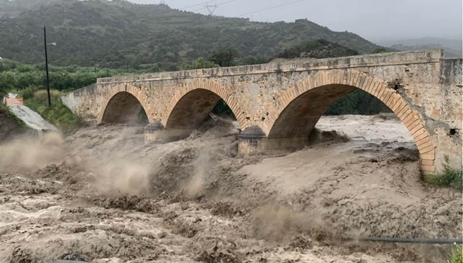 Κακοκαιρία στην Κρήτη: Παρασύρθηκαν οχήματα, έκλεισαν δρόμοι – Κινδυνεύει η ιστορική γέφυρα του Μύρτου