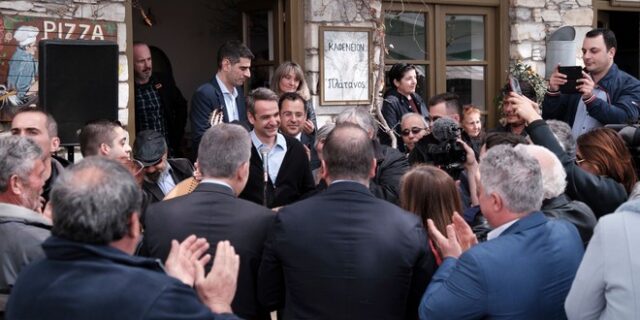 Ο Μητσοτάκης στη Νάξο: Κοτσάκια, ναξιώτικα τυριά και κρητικά μαχαίρια