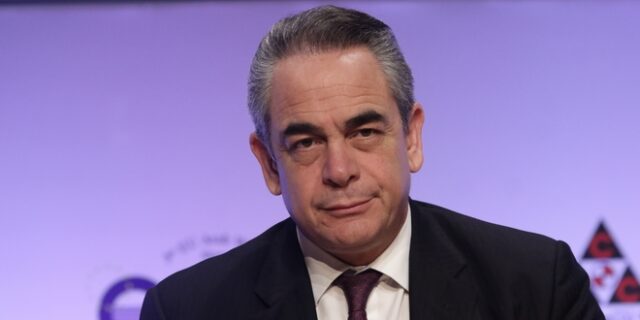 “Πολιτικοί στο πιάτο” με καπνιστό σολομό αντί “μακεδονικής σαλάτας” και καλεσμένο τον πρόεδρο του ΕΒΕΑ Κων. Μίχαλο