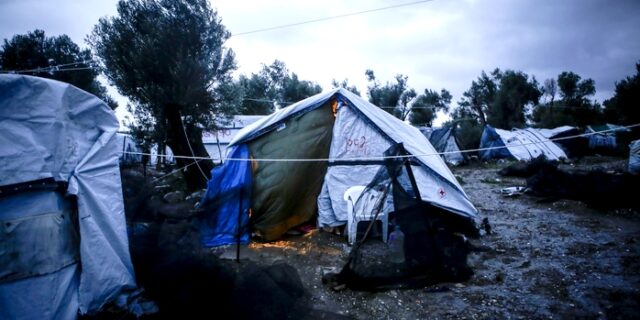 Μειώθηκε στο μισό ο πληθυσμός στο ΚΥΤ της Μόριας