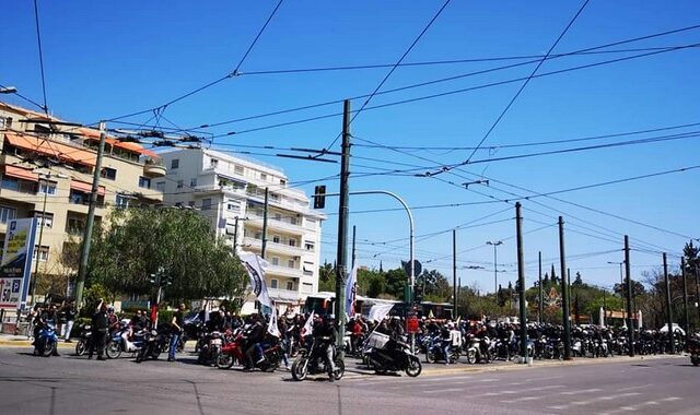 Απεργία ντελιβεράδων: Μοτοπορεία στο κέντρο της Αθήνας – “Θα αλλάξουμε το επάγγελμα”