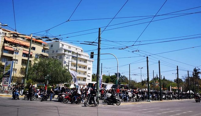 Απεργία ντελιβεράδων: Μοτοπορεία στο κέντρο της Αθήνας – “Θα αλλάξουμε το επάγγελμα”