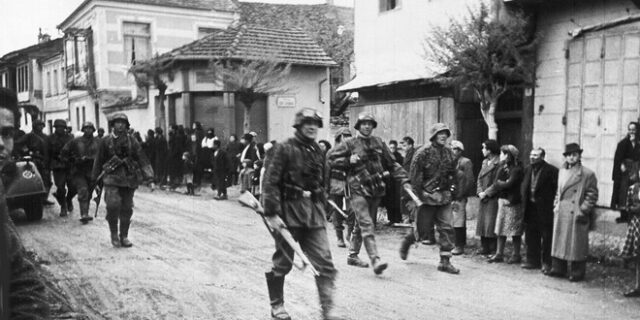 Die Welt: Γιατί η Αθήνα απαιτεί τώρα πολεμικές αποζημιώσεις