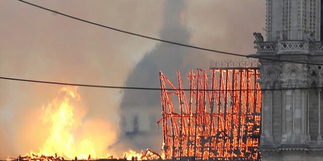 Παναγία των Παρισίων: Συγκλονίζει το πρωτοσέλιδο της Liberation για την καταστροφή