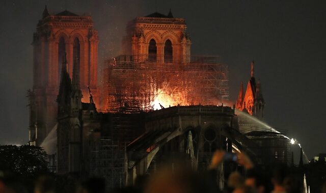 “Σοκ” στο Βατικανό για τη φωτιά στην Παναγία των Παρισίων