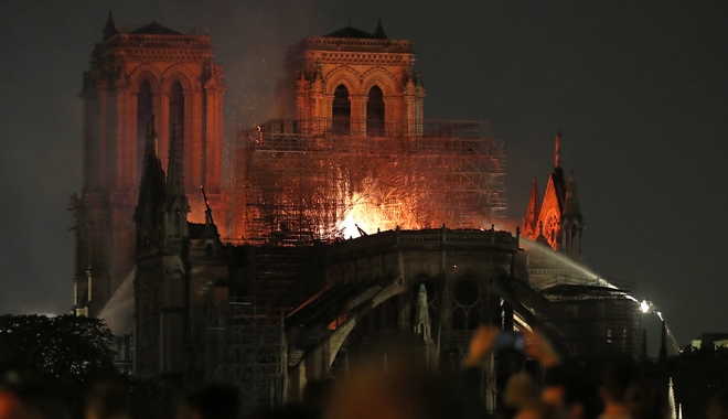 “Σοκ” στο Βατικανό για τη φωτιά στην Παναγία των Παρισίων