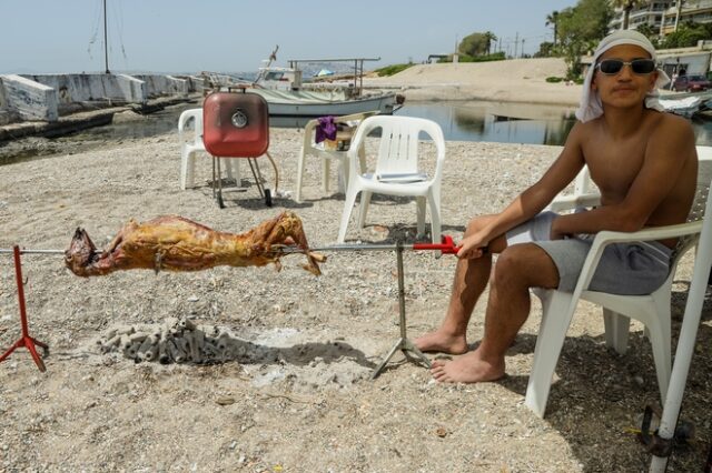 Πάσχα με αρνί και μπάνιο στις παραλίες