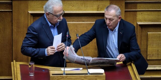 Ο Παφίλης διέκοψε τον Γαβρόγλου και του έδωσε να διαβάσει τον “Ριζοσπάστη”