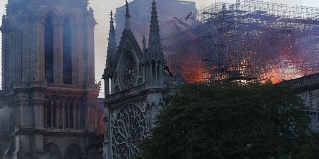 Παναγία Παρισίων: Συγκλονιστικές μαρτυρίες Ελλήνων του Παρισιού – “Ο κόσμος έκλαιγε και προσευχόταν”