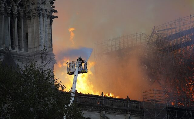 Μαρτυρία από την Παναγία των Παρισίων: Σοκαριστικό να βλέπεις αυτό το μνημείο στις φλόγες