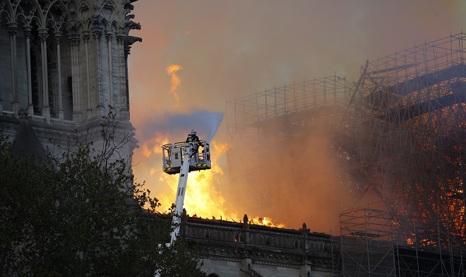 Μαρτυρία από την Παναγία των Παρισίων: Σοκαριστικό να βλέπεις αυτό το μνημείο στις φλόγες