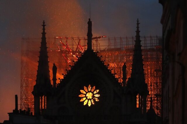 Γαλλία: Στις φλόγες η Παναγία των Παρισίων
