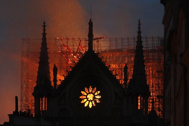 Γαλλία: Στις φλόγες η Παναγία των Παρισίων