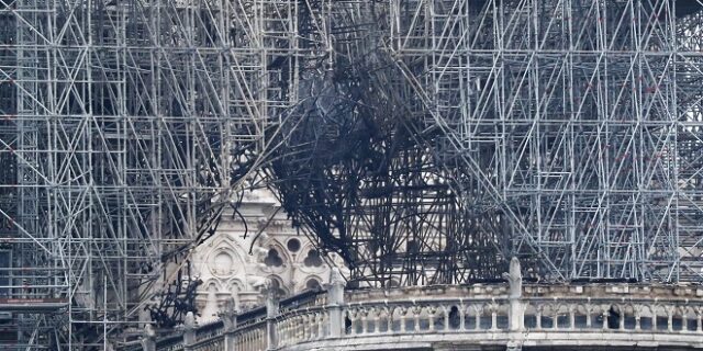 Παναγία των Παρισίων: Παγκόσμια θλίψη για την καταστροφή του εμβληματικού μνημείου