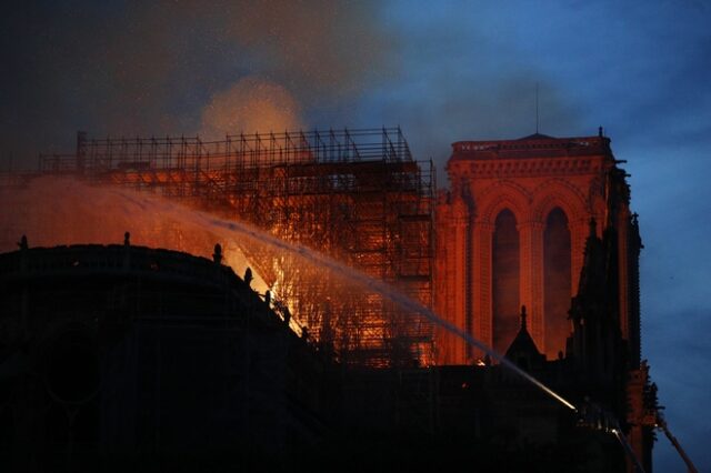 Πυροσβέστες για Παναγία Παρισίων: Σώθηκε από ολική καταστροφή