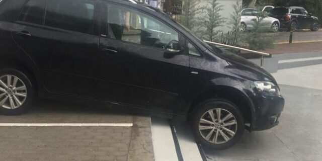 Φωτογραφίες: Παρκάρισμα πέρα από κάθε φαντασία στην Αγία Παρασκευή